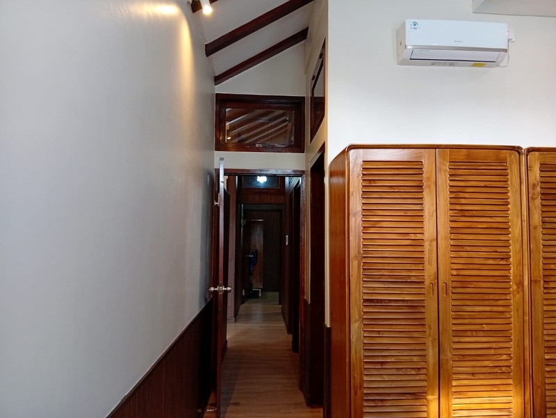 The Ultimate Family Retreat: Homey 6 Bedroom Freehold Villa Near Saba Beach!