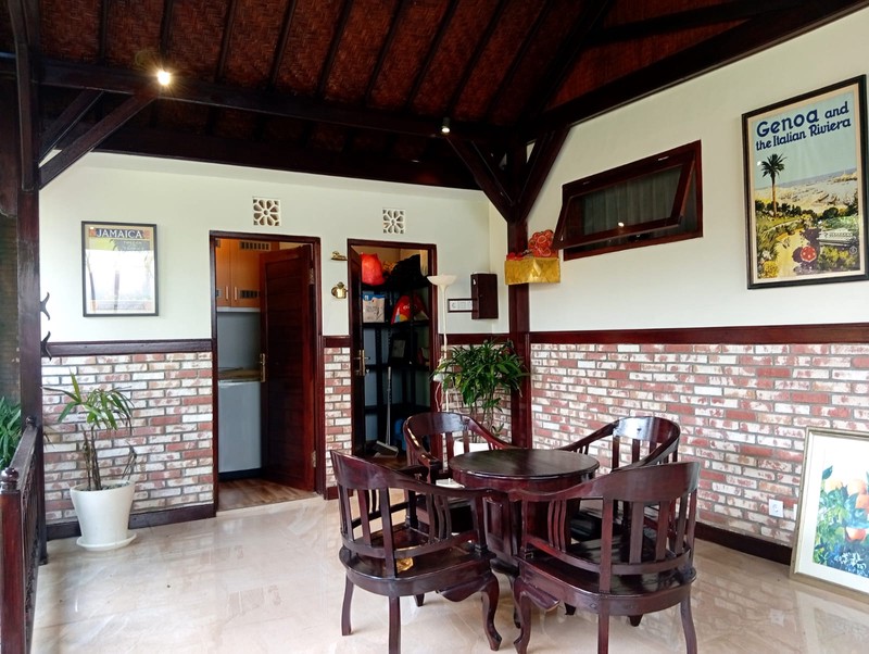 The Ultimate Family Retreat: Homey 6 Bedroom Freehold Villa Near Saba Beach!