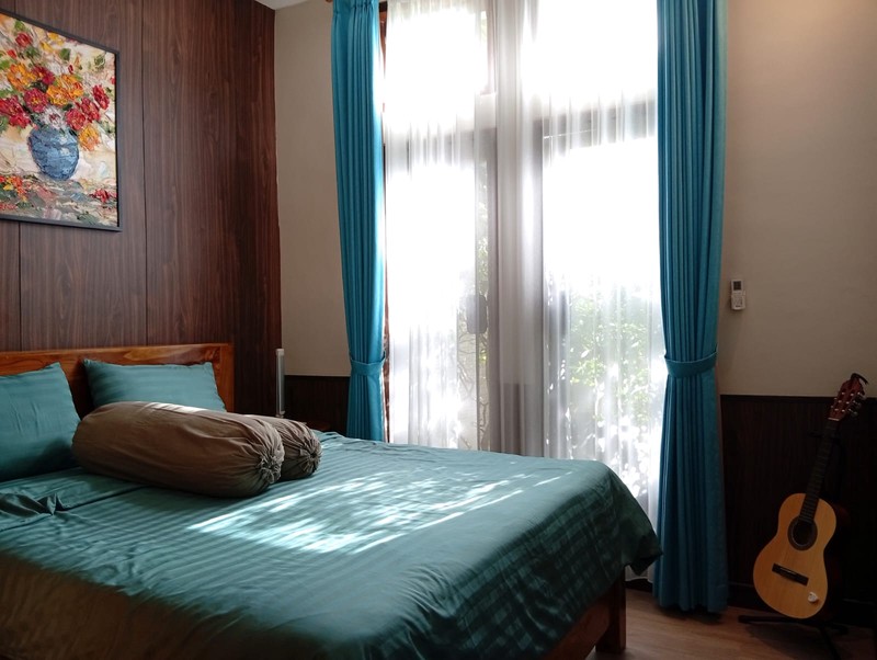 The Ultimate Family Retreat: Homey 6 Bedroom Freehold Villa Near Saba Beach!