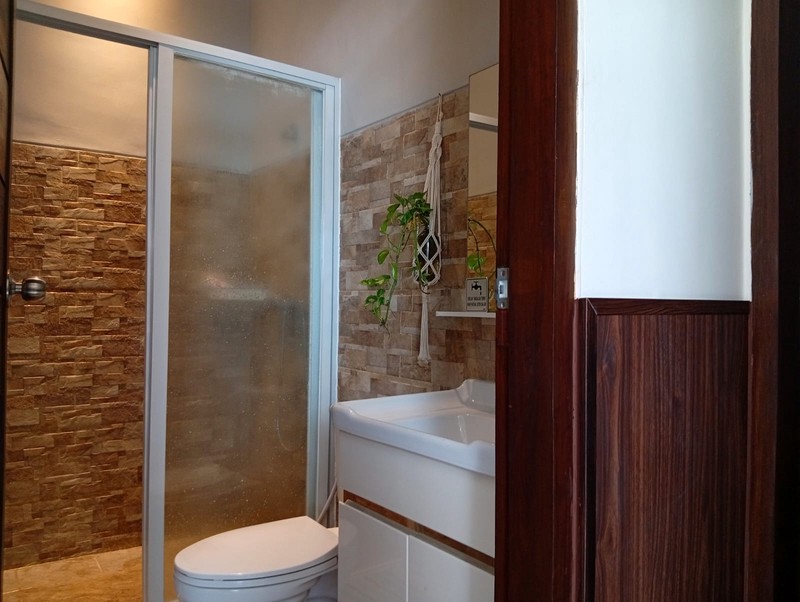 The Ultimate Family Retreat: Homey 6 Bedroom Freehold Villa Near Saba Beach!