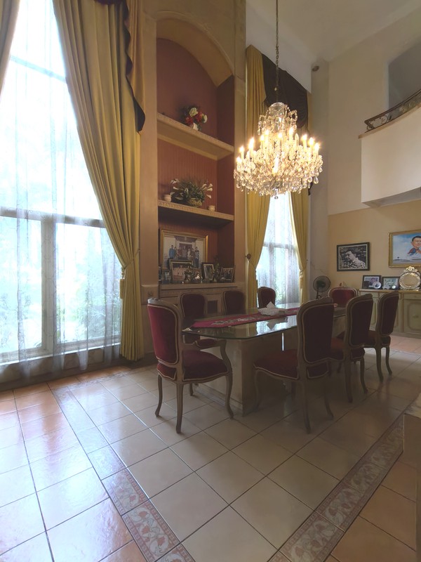 Dijual Rumah Mewah dan Luas di Cikeas