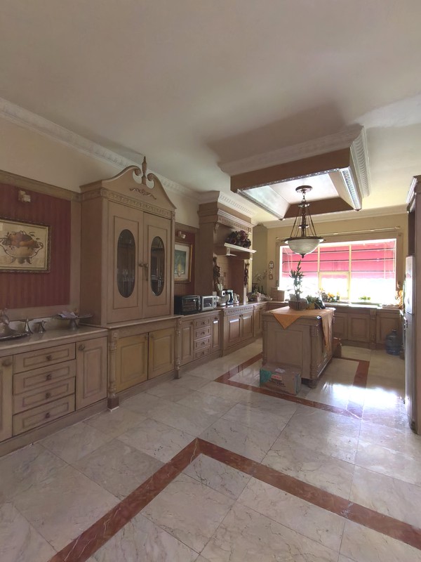 Dijual Rumah Mewah dan Luas di Cikeas