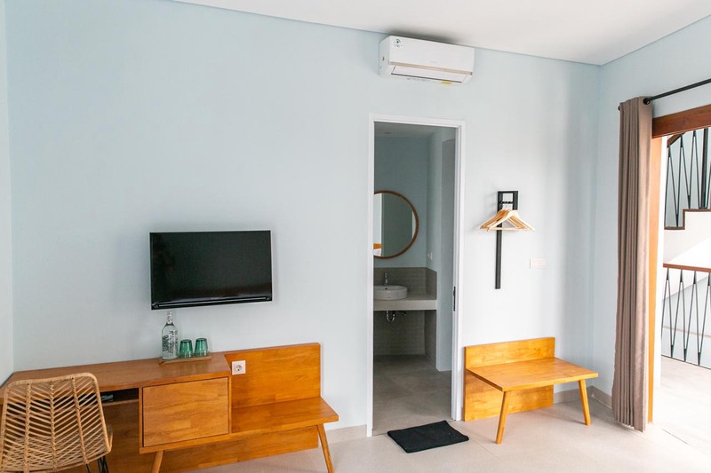 Leasehold - Profitable Turnkey Hostel for Sale in Prime Canggu - 7 Minutes to Batu Bolong Beach, Canggu, Bali