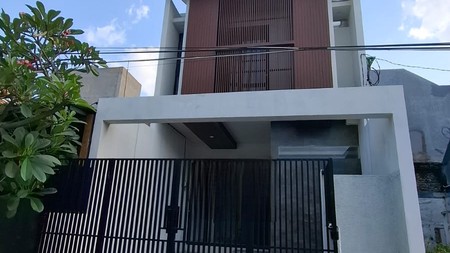 Dijual Rumah Modern Kontemporer di Mulyosari - 3 KT, Balkon di Setiap Kamar.