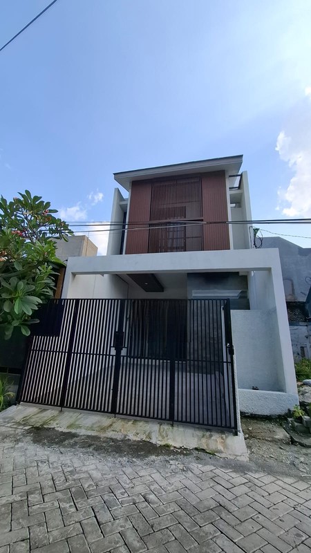 Dijual Rumah Modern Kontemporer di Mulyosari - 3 KT, Balkon di Setiap Kamar.