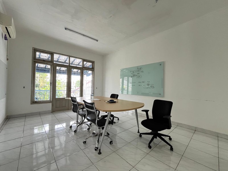 Rumah Berhalaman Super Luas + Private Pool Cocok untuk Kantor di Cinere