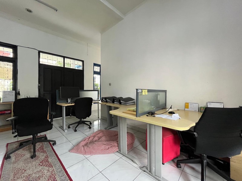 Rumah Berhalaman Super Luas + Private Pool Cocok untuk Kantor di Cinere