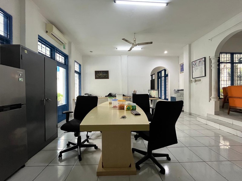 Rumah Berhalaman Super Luas + Private Pool Cocok untuk Kantor di Cinere