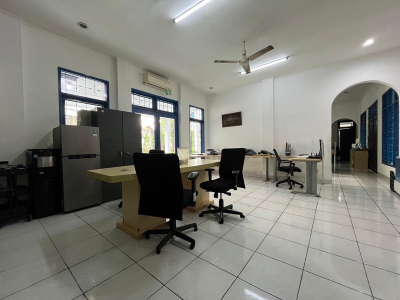 Rumah Berhalaman Super Luas + Private Pool Cocok untuk Kantor di Cinere