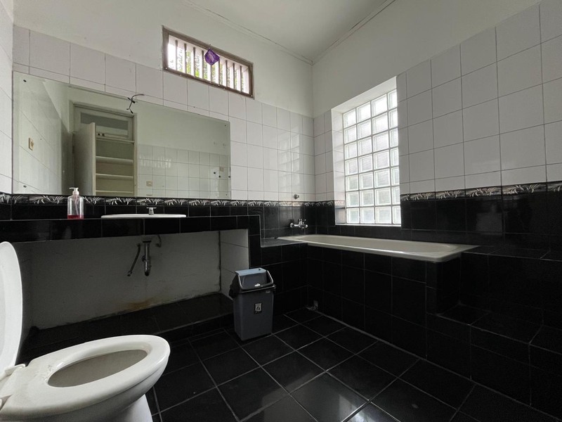 Rumah Berhalaman Super Luas + Private Pool Cocok untuk Kantor di Cinere