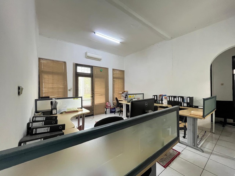 Rumah Berhalaman Super Luas + Private Pool Cocok untuk Kantor di Cinere