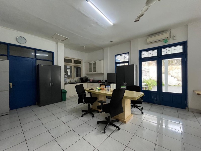 Rumah Berhalaman Super Luas + Private Pool Cocok untuk Kantor di Cinere