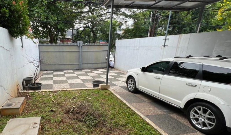 Rumah 2 lantai Asri lokasi strategis ,Harga Nego di Rajawali Selatan Jakarta Pusat