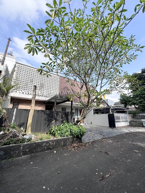 Rumah Modern Minimalis x Heritage Lokasi Strategis Area Villa Delima Lebak Bulus