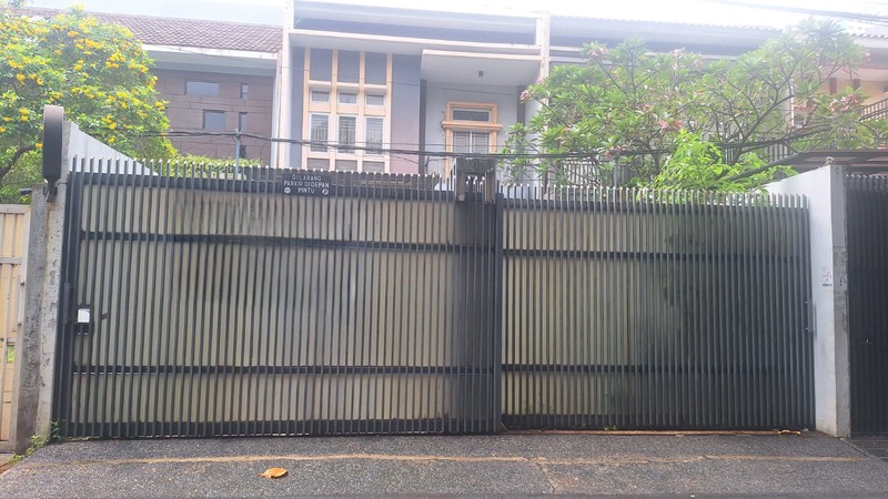 Rumah 2 lantai yang Asri dan Tenang , Harga Nego di Rajawali Selatan Jakarta Pusat 