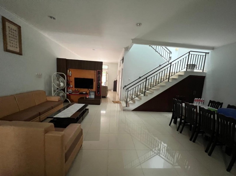 Rumah 2 lantai yang Asri dan Tenang , Harga Nego di Rajawali Selatan Jakarta Pusat 