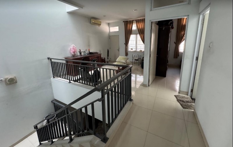 Rumah 2 lantai yang Asri dan Tenang , Harga Nego di Rajawali Selatan Jakarta Pusat 