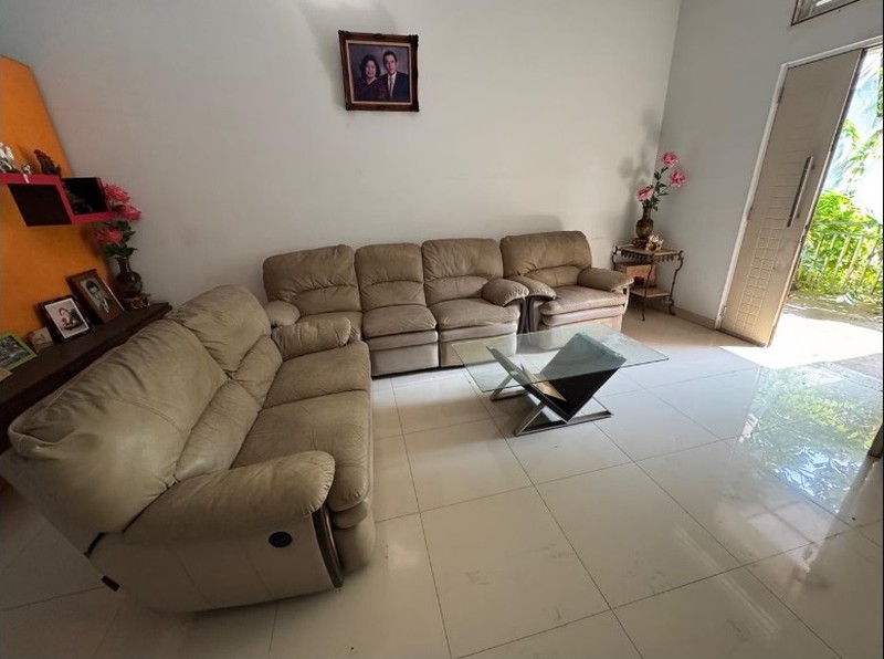 Rumah 2 lantai yang Asri dan Tenang , Harga Nego di Rajawali Selatan Jakarta Pusat 