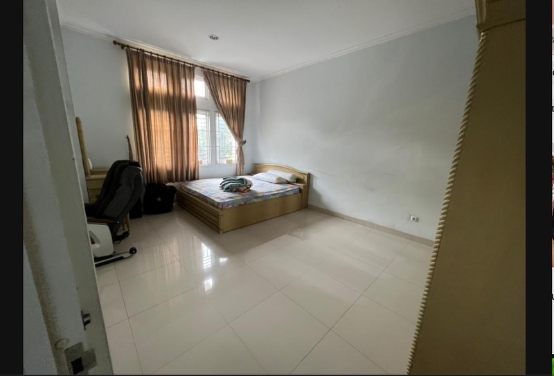 Rumah 2 lantai yang Asri dan Tenang , Harga Nego di Rajawali Selatan Jakarta Pusat 