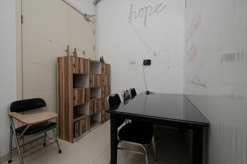 DISEWAKAN RUMAH BENTUK KANTOR  KOSAN SIAP HUNI NIRWANA EKSEKUTIF