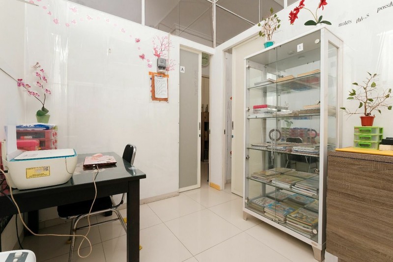 DISEWAKAN RUMAH BENTUK KANTOR  KOSAN SIAP HUNI NIRWANA EKSEKUTIF