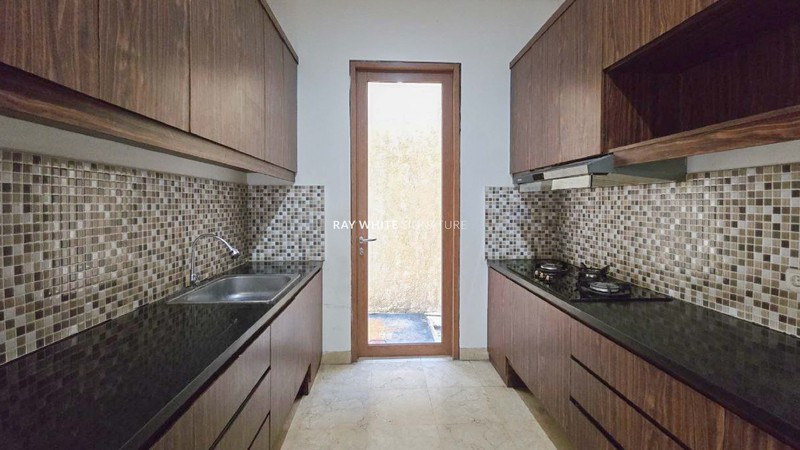 Rumah Siap Huni 2 Lantai di Jl Bungur 18