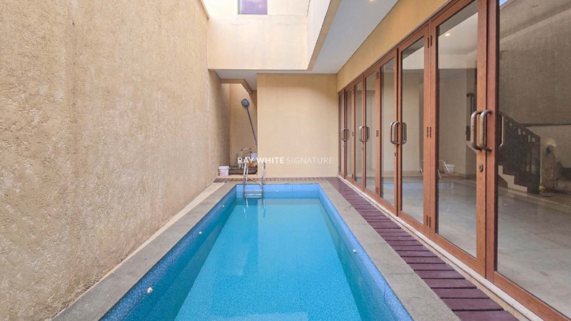 Rumah Siap Huni 2 Lantai di Jl Bungur 18