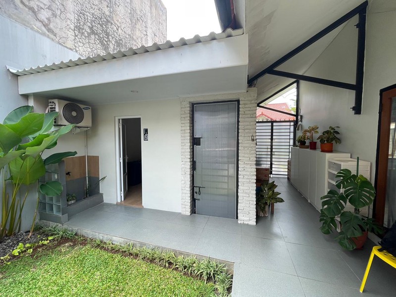 Rumah Minimalis dengan Halaman Luas 1 Lantai di Jagakarsa