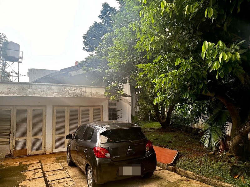 Dijual Cepat Rumah Hoek Hitung Tanah LT 540 m2, Dekat Tol & MRT Lebak Bulus