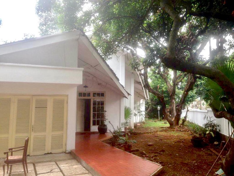 Dijual Cepat Rumah Hoek Hitung Tanah LT 540 m2, Dekat Tol & MRT Lebak Bulus