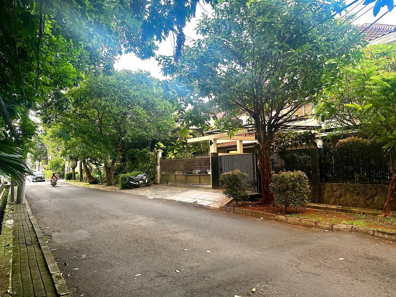 Dijual Cepat Rumah Hoek Hitung Tanah LT 540 m2, Dekat Tol & MRT Lebak Bulus