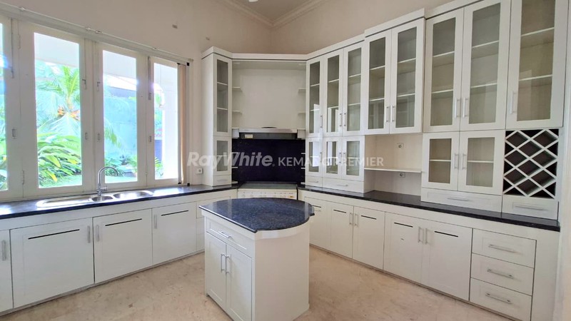 Dijual & Disewa Rumah Bergaya Neo-Classic di Kemang, Jak-Sel.