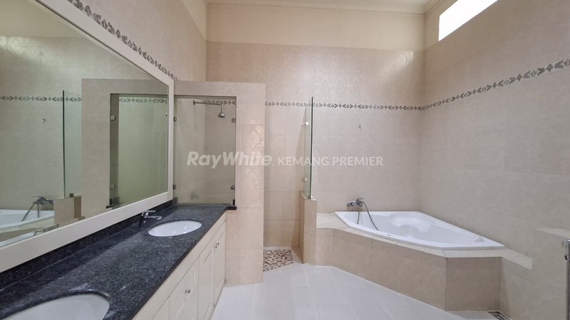 Dijual & Disewa Rumah Bergaya Neo-Classic di Kemang, Jak-Sel.