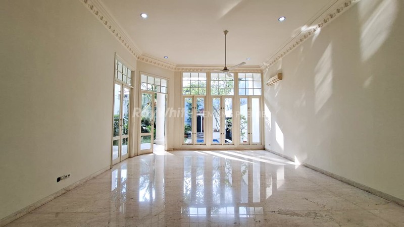 Dijual & Disewa Rumah Bergaya Neo-Classic di Kemang, Jak-Sel.