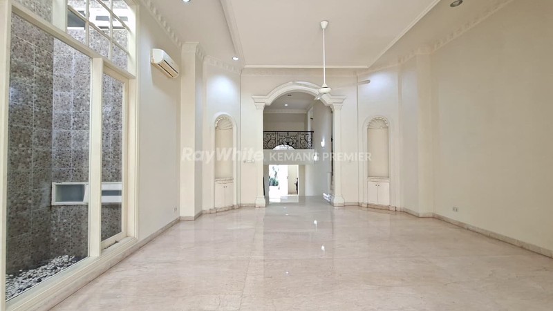 Dijual & Disewa Rumah Bergaya Neo-Classic di Kemang, Jak-Sel.