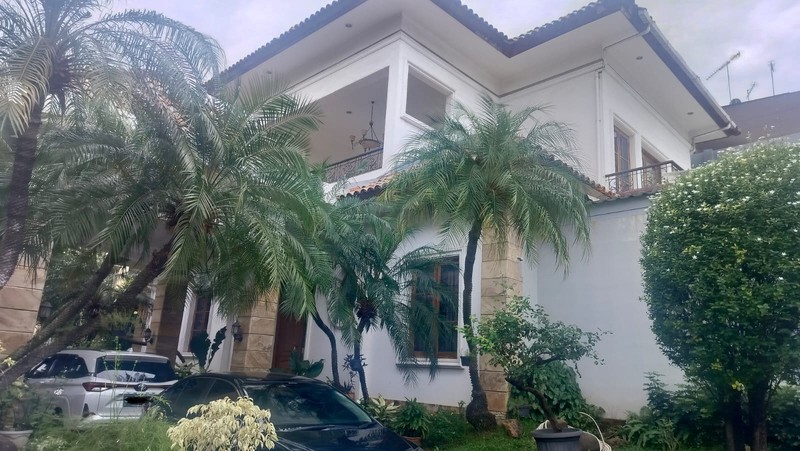 Rumah Mewah Berkelas dengan Privasi Maksimal, 1000 sqm di Kelapa Gading, cocok untuk tokoh publik/ pejabat, hanya 5 menit menuju pintu Tol