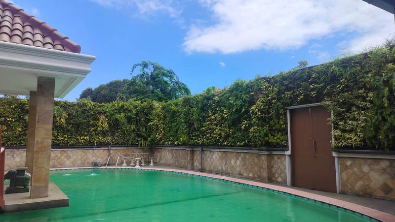 Rumah Mewah Berkelas dengan Privasi Maksimal, 1000 sqm di Kelapa Gading, cocok untuk tokoh publik/ pejabat, hanya 5 menit menuju pintu Tol