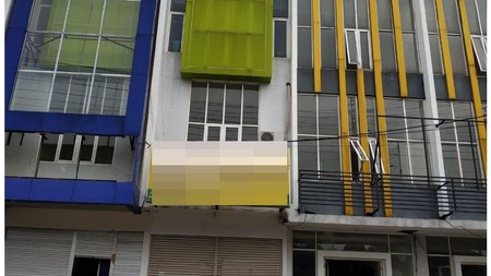 Disewakan Ruko 3 lantai di Jl Dr Wahidin SHD Kebomas Gresik