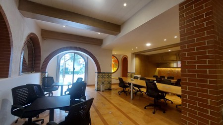 Tempat usaha , bagus digunakan utk toko , resto , klinik , kantor,  Siap gunakan, Lokasi padat usaha sangat Strategis di Jakarta Selatan. Dekat dg arteri raya , MRt Cipete