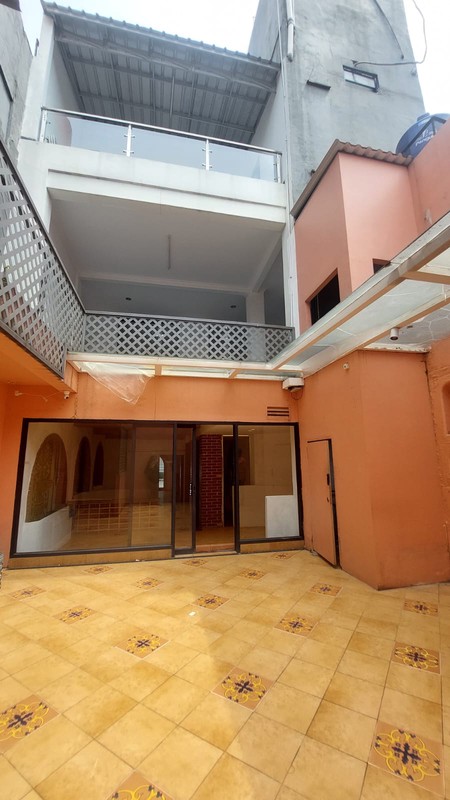 Tempat usaha , bagus digunakan utk toko , resto , klinik , kantor,  Siap gunakan, Lokasi padat usaha sangat Strategis di Jakarta Selatan. Dekat dg arteri raya , MRt Cipete