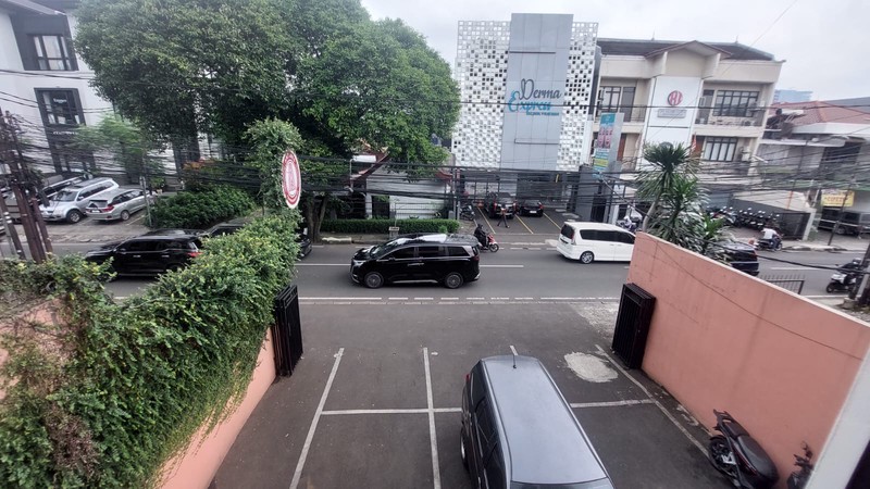 Tempat usaha , bagus digunakan utk toko , resto , klinik , kantor,  Siap gunakan, Lokasi padat usaha sangat Strategis di Jakarta Selatan. Dekat dg arteri raya , MRt Cipete