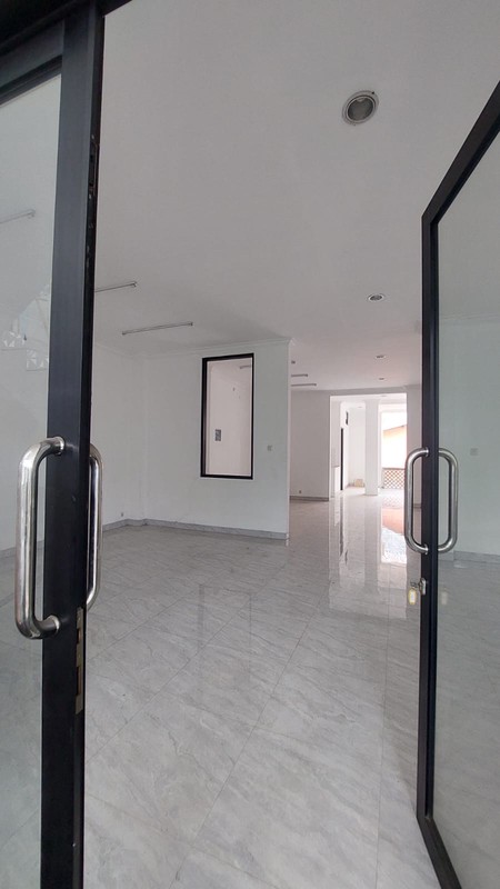 Tempat usaha , bagus digunakan utk toko , resto , klinik , kantor,  Siap gunakan, Lokasi padat usaha sangat Strategis di Jakarta Selatan. Dekat dg arteri raya , MRt Cipete