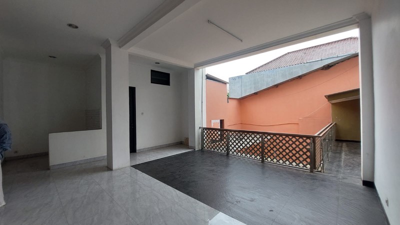 Tempat usaha , bagus digunakan utk toko , resto , klinik , kantor,  Siap gunakan, Lokasi padat usaha sangat Strategis di Jakarta Selatan. Dekat dg arteri raya , MRt Cipete