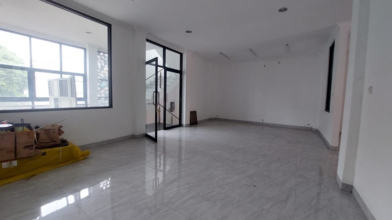 Tempat usaha , bagus digunakan utk toko , resto , klinik , kantor,  Siap gunakan, Lokasi padat usaha sangat Strategis di Jakarta Selatan. Dekat dg arteri raya , MRt Cipete