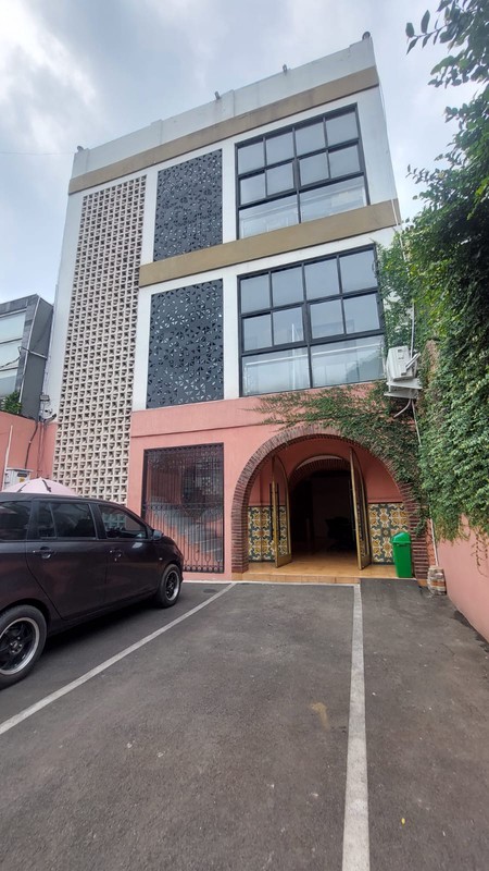 Ruko 2 Lantai, Siap Pakai, Lokasi Strategis di Jakarta Selatan