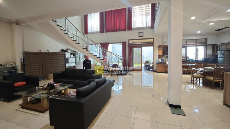 Rumah Strategis Terawat Di Mekar Wangi