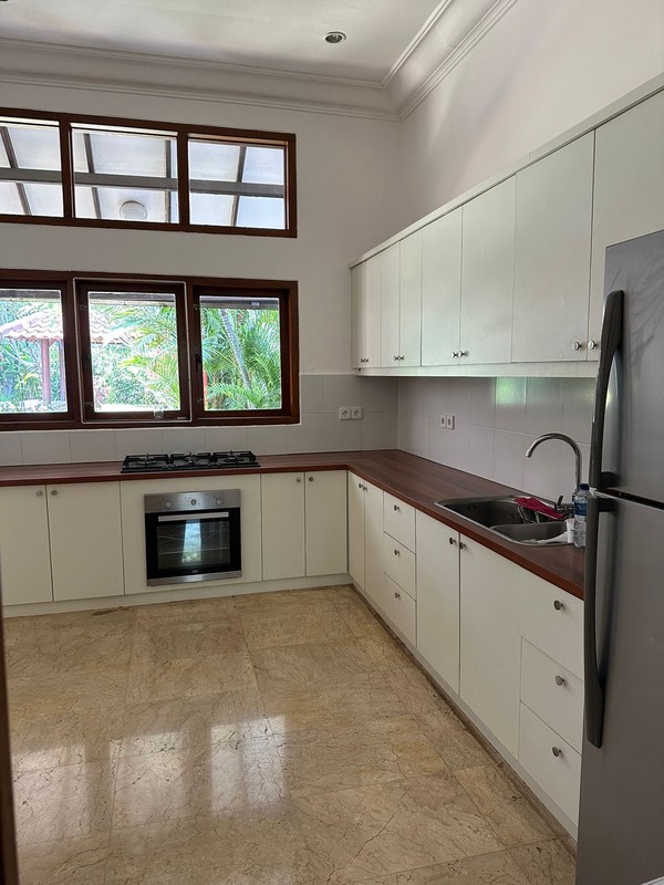 For rent Rumah Asri dan Nyaman untuk disewakan daerah kemang