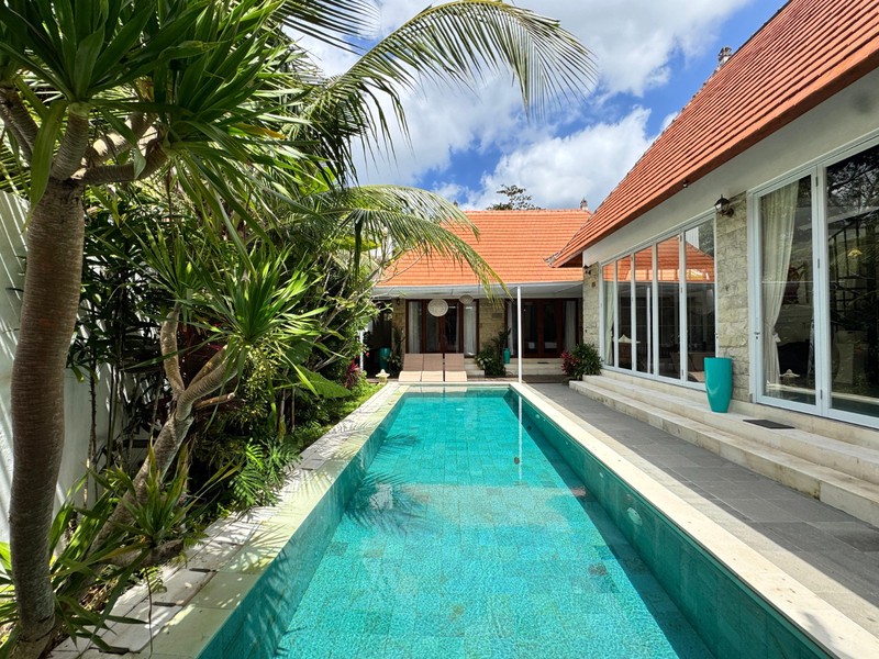 DIJUAL VILLA MEWAH DI BUMBAK, UMALAS - BALI