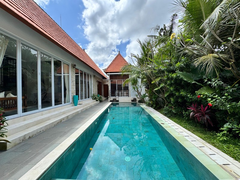 DIJUAL VILLA MEWAH DI BUMBAK, UMALAS - BALI