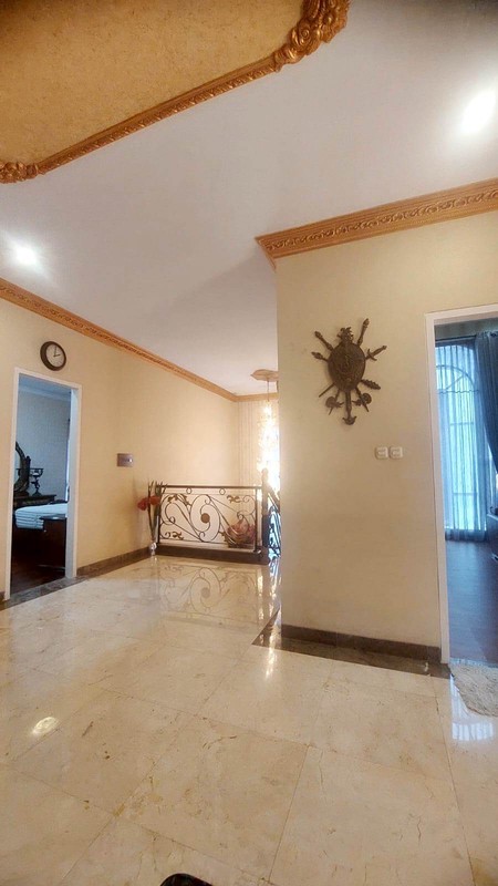 Rumah Asri, Nyaman, 2 Lantai, Bagus, dalam Cluster Elite di Bintaro 